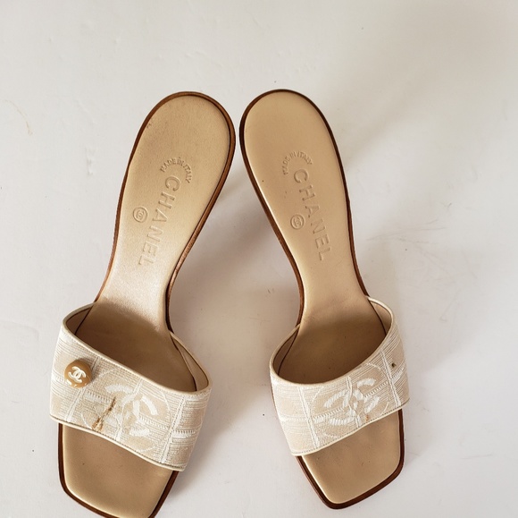 CHANEL BEIGE AND WHITE TRAVEL LINE SLIPPERS.. - Picture 2 of 7